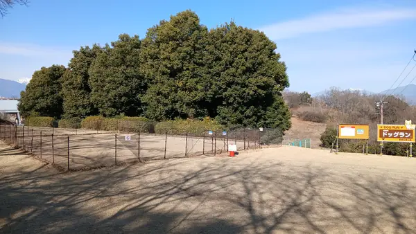 ドックラン外観。ドックラン手前の芝生に駐車スペースがあります。