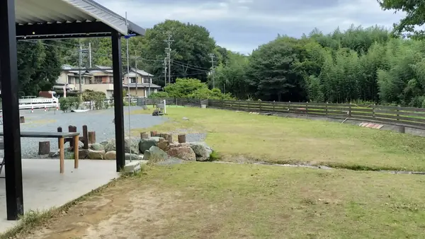 ドッグランは芝生エリアの奥、芝生エリアはお散歩できます。