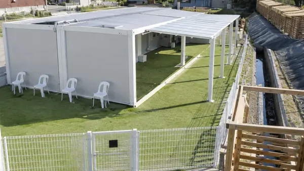 小型犬専用全天候型ドッグラン